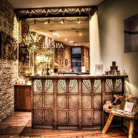 Baron Tavernier Restaurant & מלון