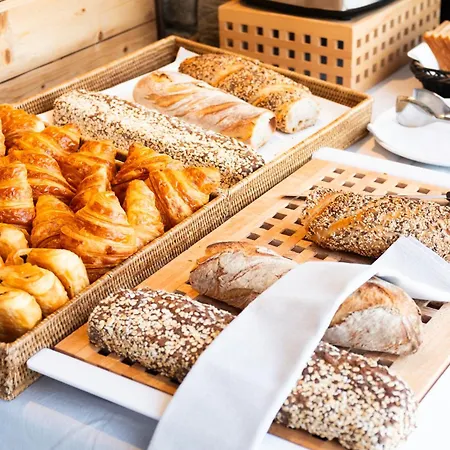 Отель Baron Tavernier Restaurant & Шебр