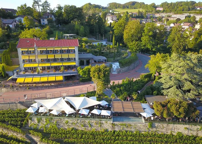 Baron Tavernier Restaurant & ホテル